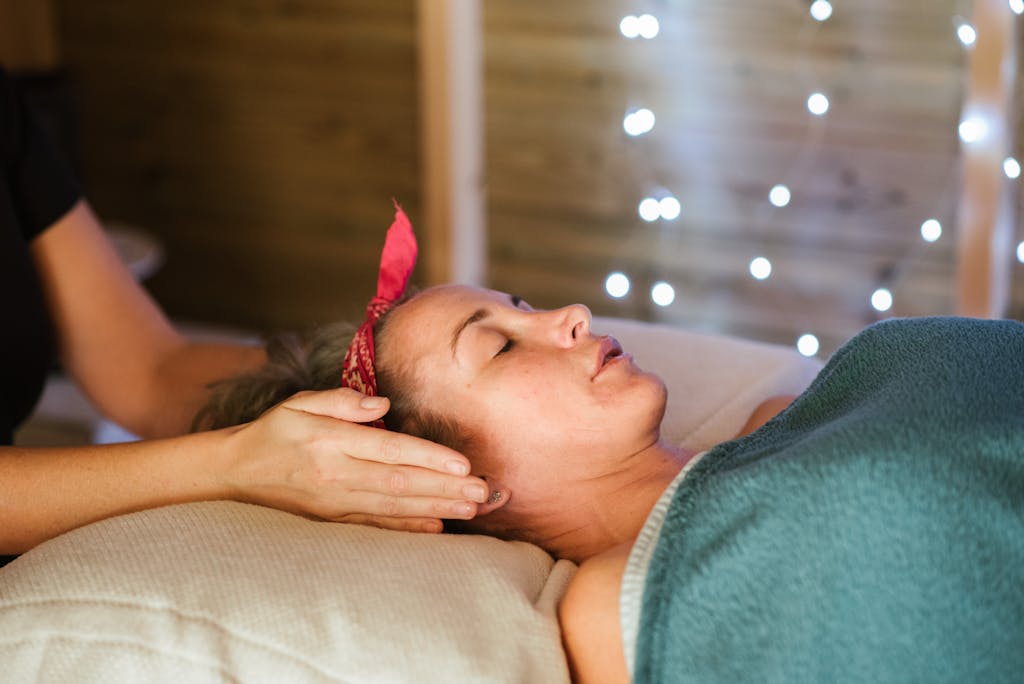 Ženska med reiki terapijo v Ljubljani